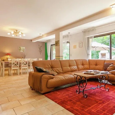 Holiday home Large With Private Garden