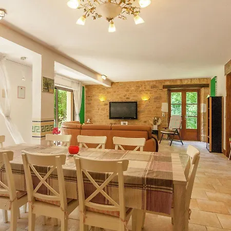 Large With Private Garden * Nantheuil